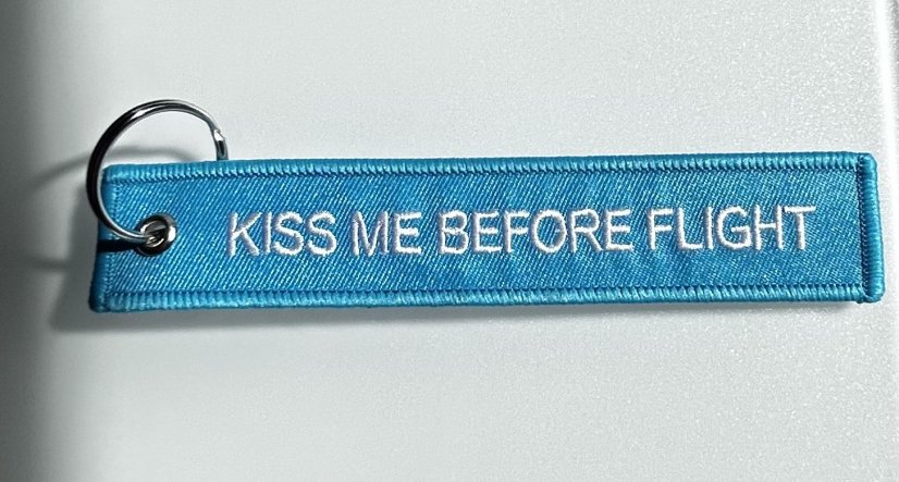 Klíčenka KISS ME BEFORE FLIGHT - Barva: Růžová