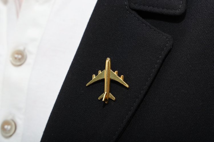 Odznak do klopy ve tvaru letadla - Barva: Stříbrná